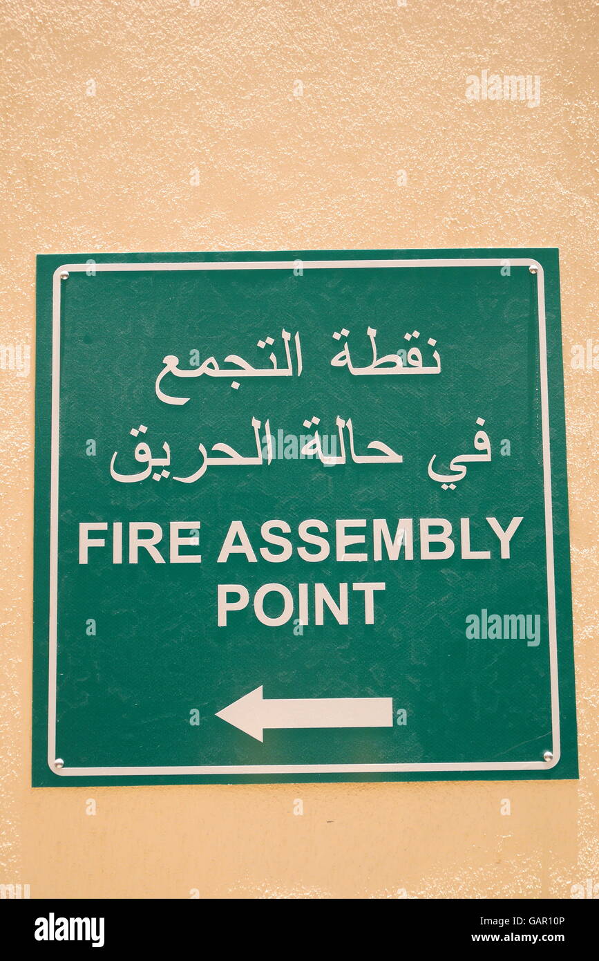 Inscription en arabe et en anglais indiquant Point de rassemblement incendie à l'hôtel, Royaume de Bahreïn Banque D'Images
