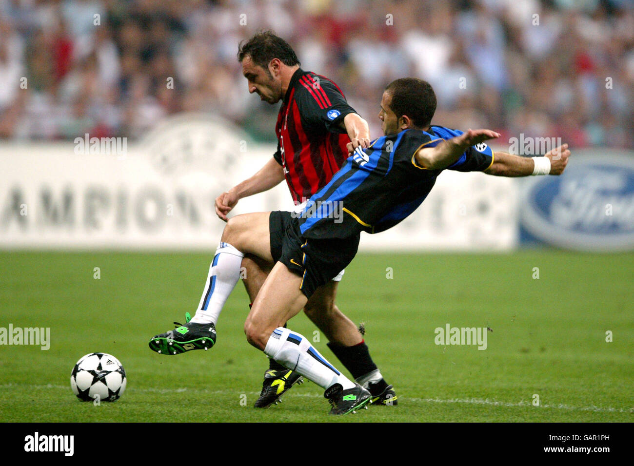 Football - Ligue des champions de l'UEFA - semi finale - première étape - AC Milan / Inter Milan.Fabio Cannavaro, entre Milan, et la bataille de Cristian Brocchi, à l'AC Milan Banque D'Images