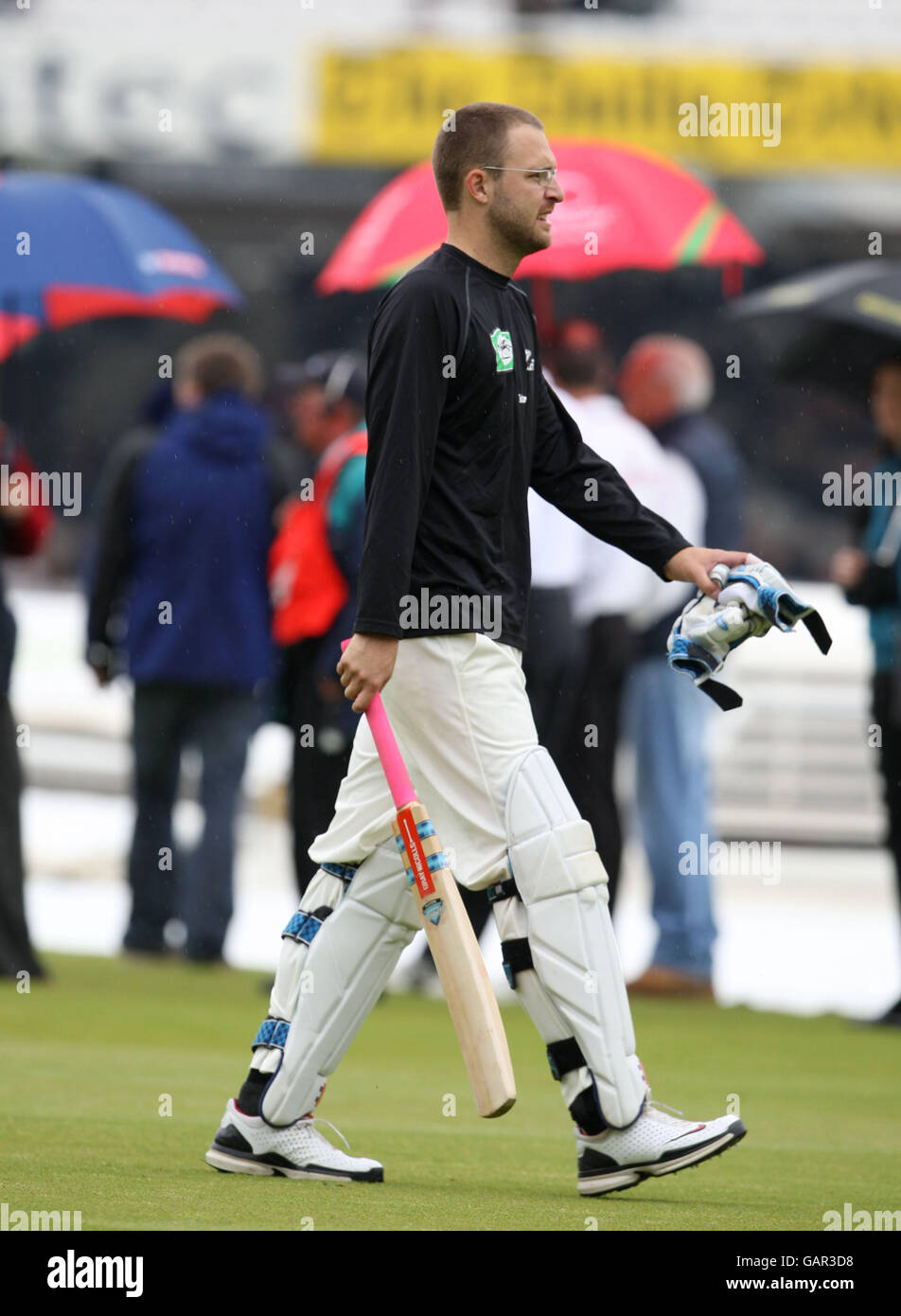 Le capitaine de la Nouvelle-Zélande Daniel Vettori s'en va ensuite plus de pluie tombe retardant le début du jeu Banque D'Images