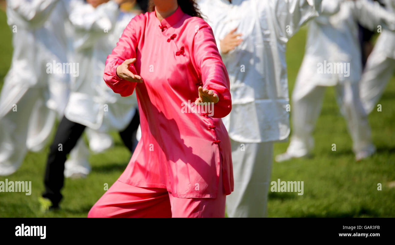 L'art martial Femme avec robe de soie rose parfaitement exécuter les exercices je Banque D'Images
