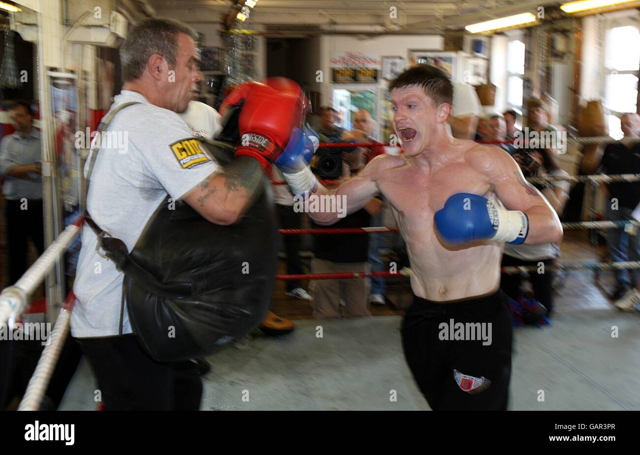 Ricky Hatton et son entraîneur Billy 'Preacher' Graham lors d'un exercice dans les médias au Betta Bodies Gym, Denton, Manchester. Banque D'Images