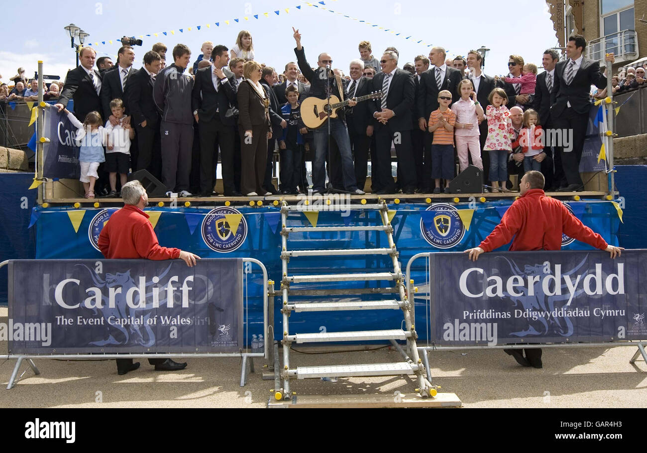 L'équipe de Cardiff City prend la scène à Plass Roald Dahl, Cardiff. Banque D'Images