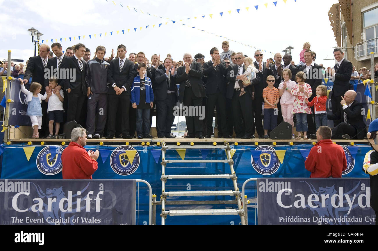 Cardiff City félicite les fans sur la scène de Plass Roald Dahl, Cardiff. Banque D'Images