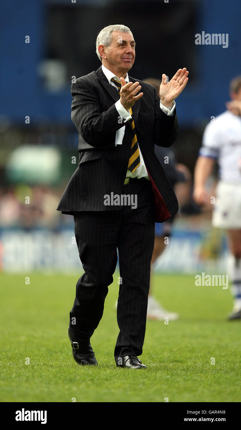 Rugby Union - Guinness Premiership - semi final - London Wasps v Bath Rugby - Adams Park.L'entraîneur des London Wasps, Ian McGeechan, applaudit les fans Banque D'Images