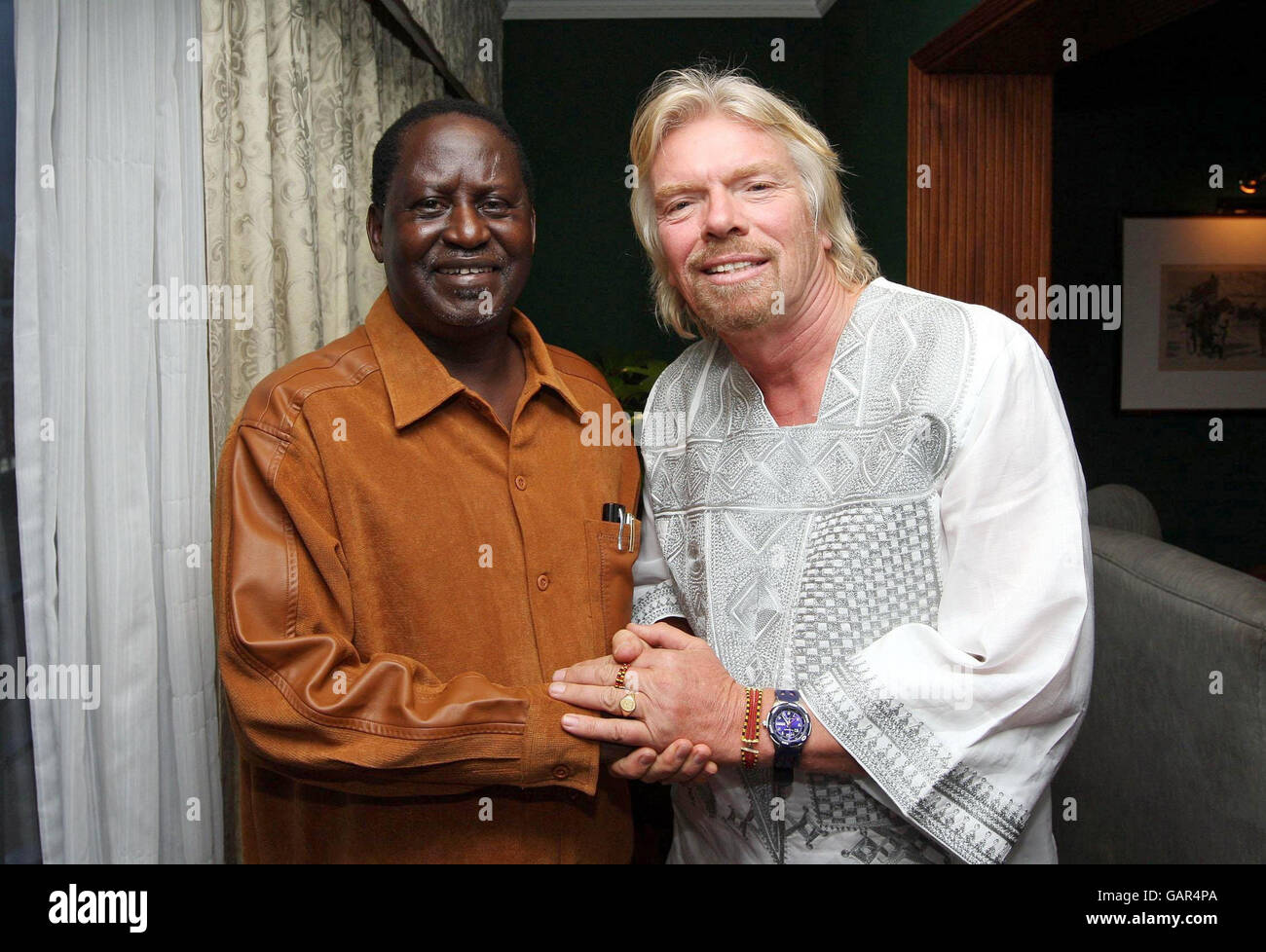 Le Premier ministre kenyan, Raila Odinga, rencontre Sir Richard Branson à l'hôtel Sarova Stanley à Nairobi, au Kenya. Banque D'Images