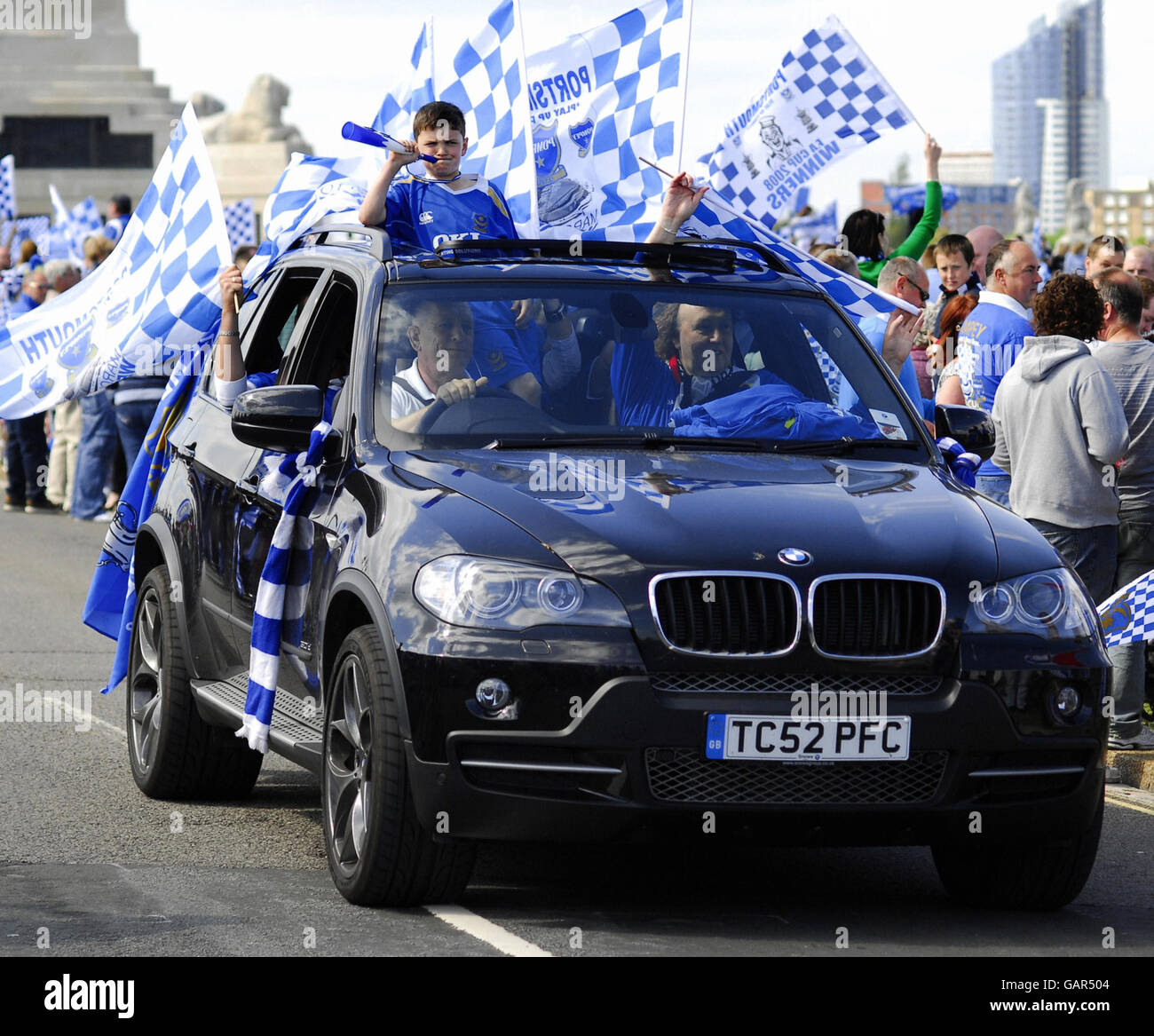 Football - Portsmouth Victory Parade - Portsmouth. Portsmouth fans lors d'une parade à Portsmouth. Banque D'Images