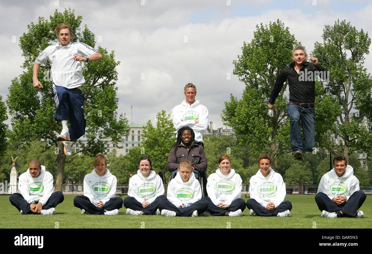 De gauche à droite, rangée supérieure, Chris Tomlinson (cavalier olympique long), Mark Foster (nageur olympique), Ade Adepitan (ambassadeur de Lloyds TSB à Londres 2012, en fauteuil roulant) et Jonathan Edwards (ambassadeur d'Olympian et Lloyds TSB à Londres 2012). De gauche à droite, rangée du bas, Jonathan Kay (Birmingham), Emily Shaw (Oldham), Hannah Browne (Camberley), Thomas Piggott (Nord du pays de Galles), Sasha Matthews (Nottingham), Jacob Brubert (Londres), Patrick Lamage (Shrewsbury). Les Olympiens se joignent à 2012 espoirs olympiques pour lancer les Lloyds TSB local Heroes aux Jubilee Gardens dans le centre de Londres. Banque D'Images