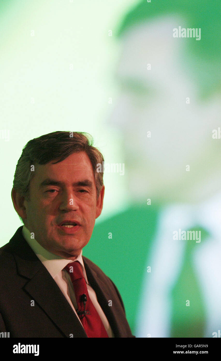 Le Premier ministre Gordon Brown s'exprime à la conférence annuelle Zeitgeist de Google à l'hôtel Grove à Hertfordshire. Banque D'Images