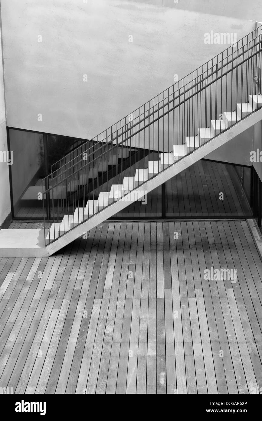 Tourné en noir et blanc de l'escalier moderne à un immeuble de bureaux Banque D'Images
