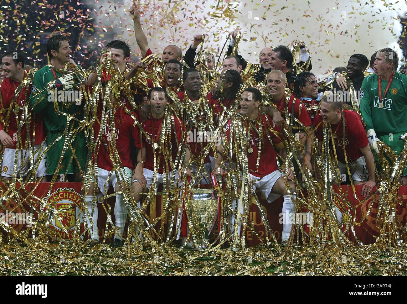 Les joueurs de Manchester United célèbrent avec le trophée de la ligue des champions Banque D'Images