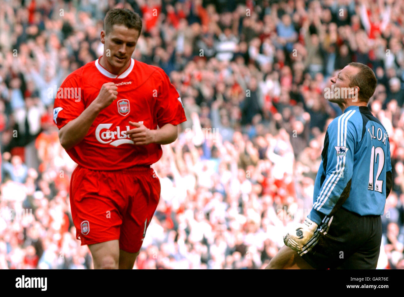 Soccer - FA Barclaycard Premiership - Liverpool v Fulham.Michael Owen de Liverpool célèbre le deuxième but tandis que Maik Taylor, gardien de but de Fulham, montre sa consternation Banque D'Images