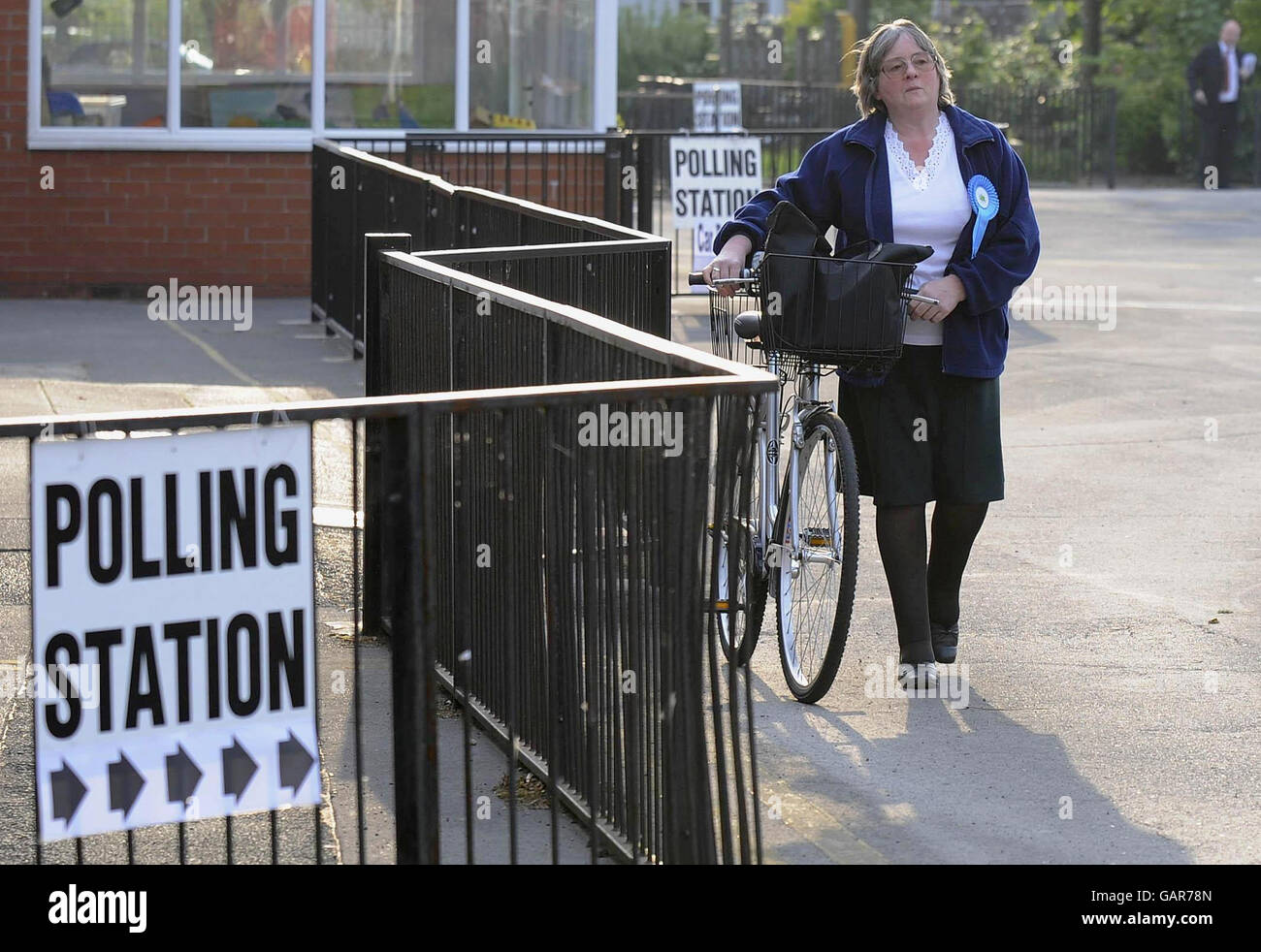 Un électeur se rend à un bureau de vote à Nantwich alors que le vote commence à l'élection partielle de Crewe et de Nantwich. Banque D'Images