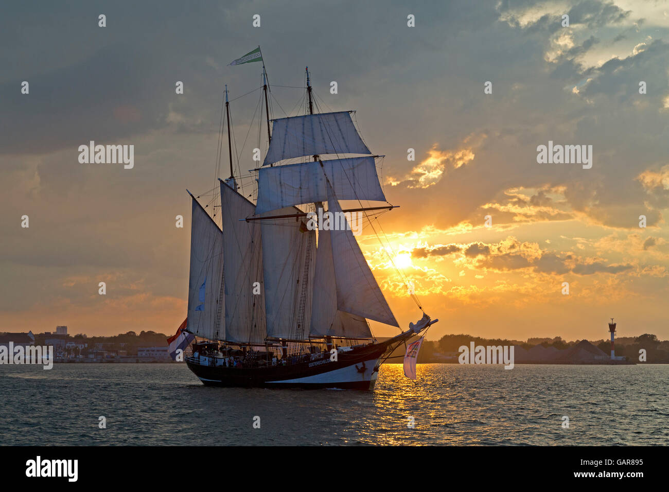 Bateau à voile 'Oosterschelde', coucher du soleil, la Semaine de Kiel, Kiel, Schleswig-Holstein, Allemagne Banque D'Images