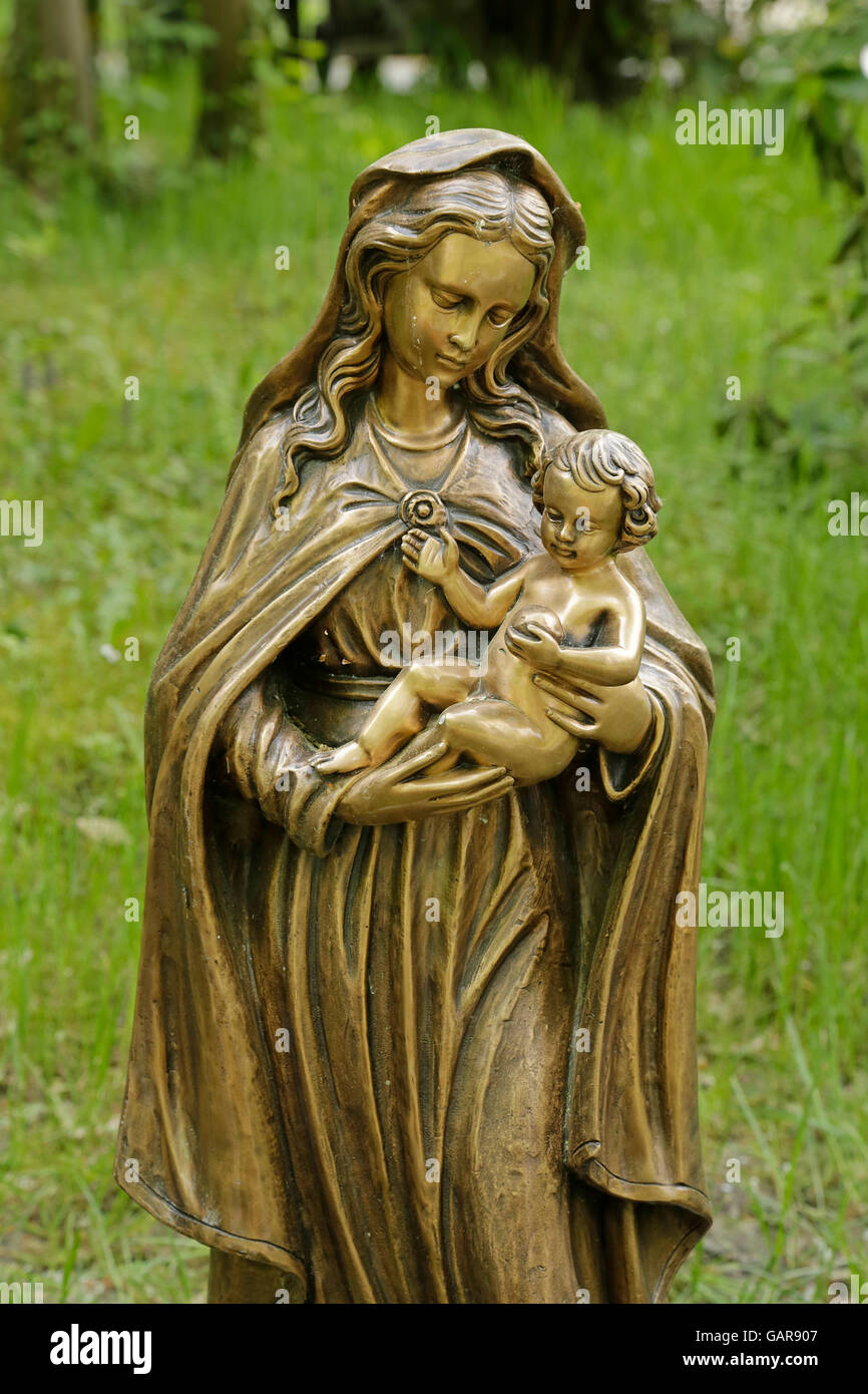 Statue de la Vierge Marie avec l'enfant Banque D'Images