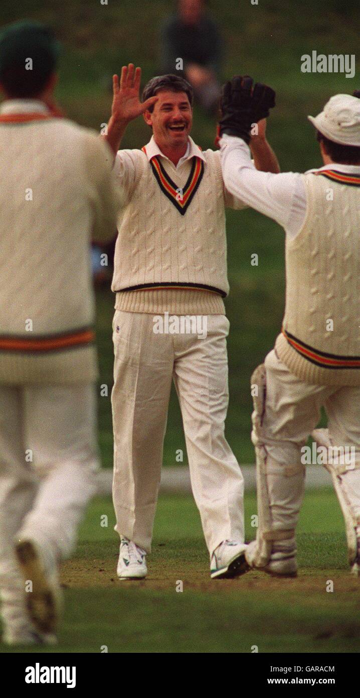 SIR RICHARD HADLEE RETOUR À SON ANCIENNE FORME PRENDRE WICKETS POUR LEYLAND CONTRE LANCASTER,jeu de cricket CLUB Banque D'Images