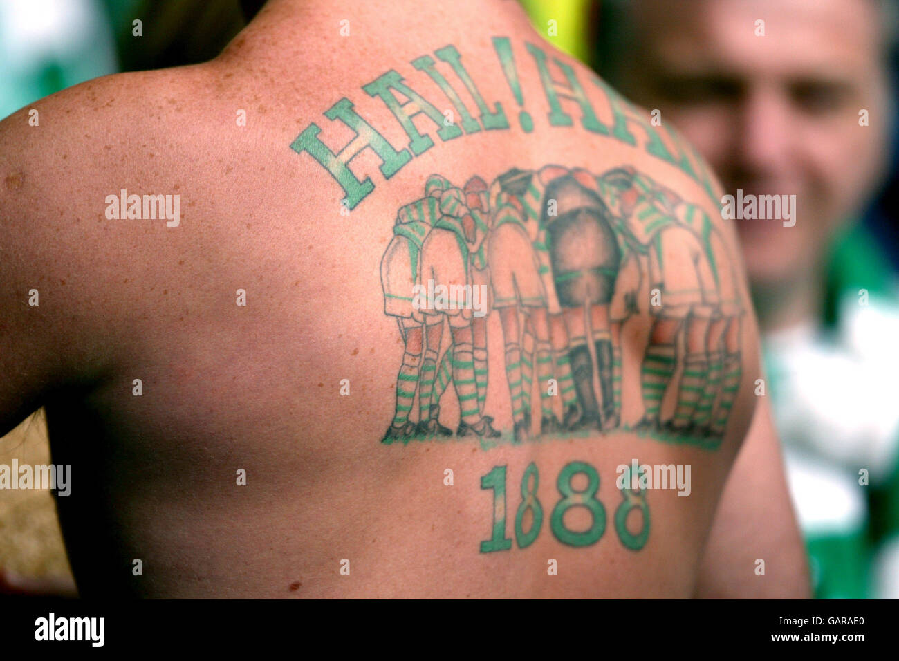 Shows off his tattoo Banque de photographies et d'images à haute résolution  - Alamy