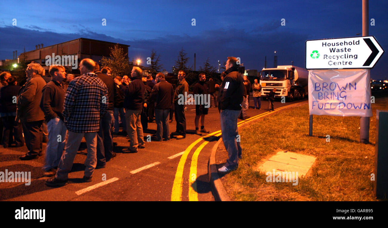 Les manifestants du fuel se rassemblent devant la raffinerie de Stanlow à Ellesmere Port, Cheshire, dans le but de faire pression sur le gouvernement et les compagnies pétrolières pour faire baisser les prix. Banque D'Images