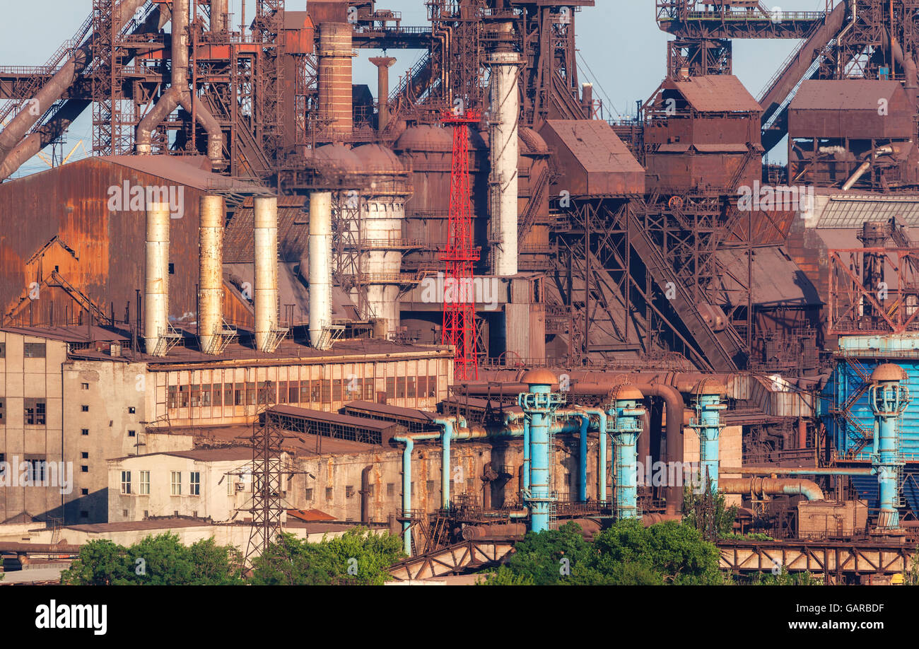 L'usine d'acier rouillé avec cheminées au coucher du soleil. usine métallurgique. steelworks, iron works. L'industrie lourde en Europe. Dépollution de l'air Banque D'Images