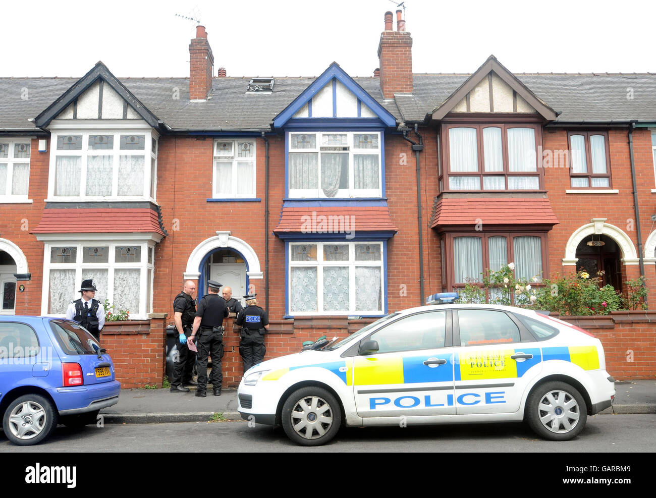 Des policiers se tiennent devant une maison sur Bainbridge Road, Balby, Doncaster, dans le Yorkshire du Sud où un homme de 19 ans a été poignardé. Banque D'Images