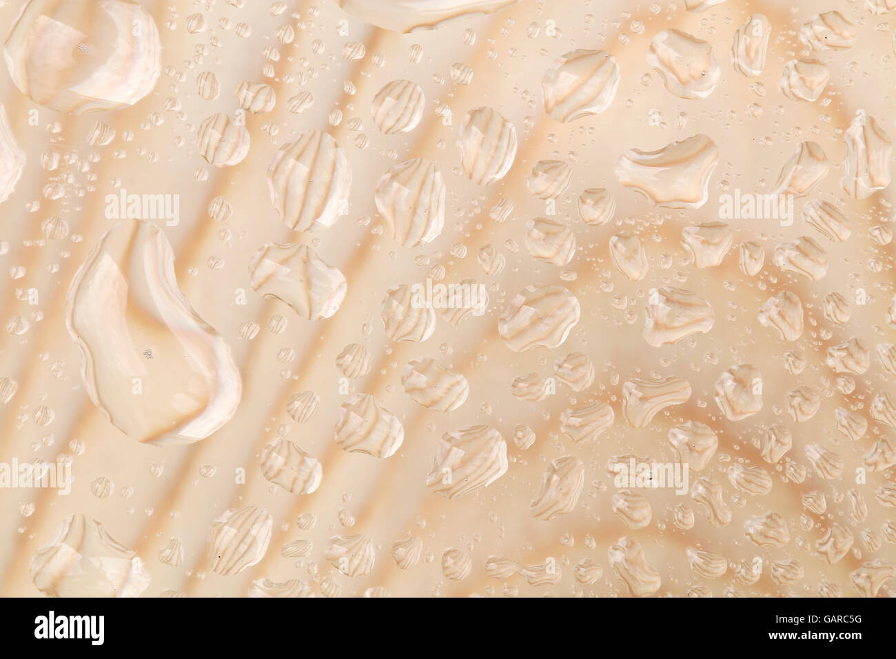Chute de pluie sur la texture de fond en bois Banque D'Images