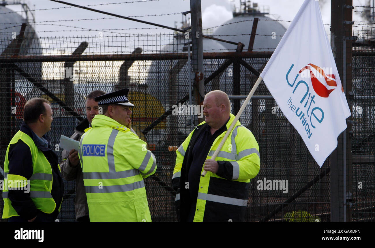 Vue générale de la scène de la raffinerie de pétrole de Grangemouth, en Écosse, le premier jour de la grève des chauffeurs qui livrent du carburant aux stations-service de Shell. Banque D'Images