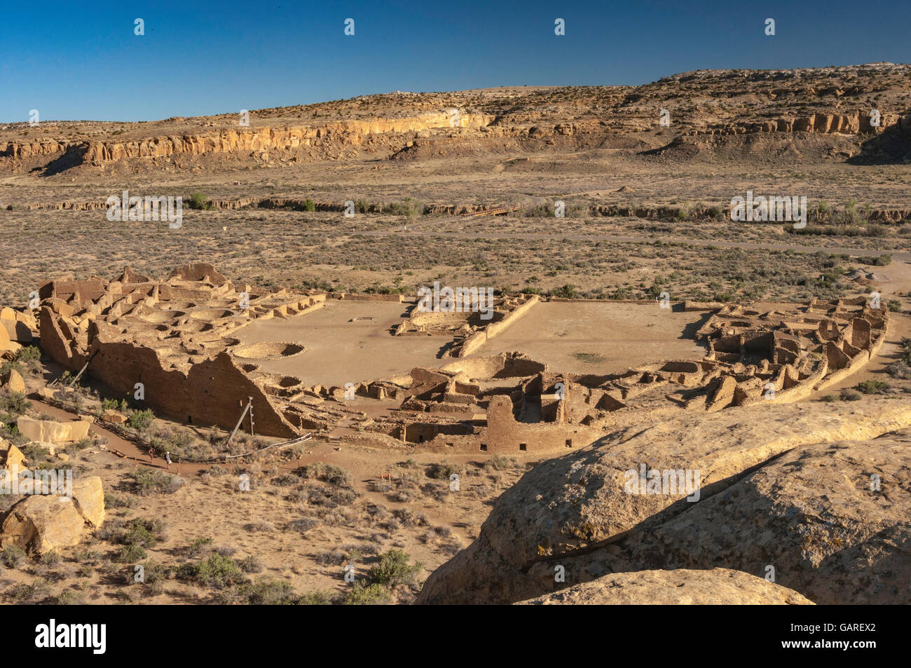 Pueblo Bonito, ruines Indiennes Anasazi, Chaco Canyon, vue d'Amérique du Mesa, Chaco Culture National Historical Park, New Mexico, USA Banque D'Images