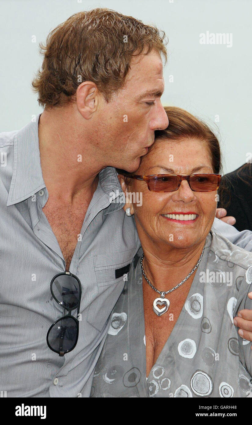 61e Festival de Cannes - Van Damme Photocall.AP OUT Jean Claude Van Damme avec sa mère est vu à un photocall sur le Majestic Pier à Cannes, France. Banque D'Images