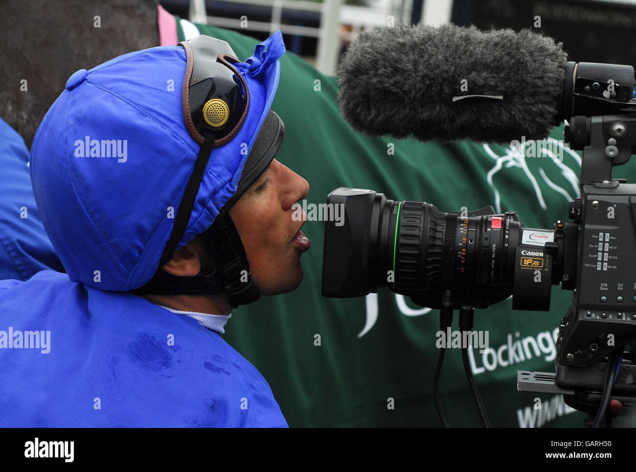 Frankie Dettori après la victoire sur Creachadoir dans les enjeux de Juddmonte Lockinge pendant le jour de Juddmonte Lockinge à l'hippodrome de Newbury. Banque D'Images