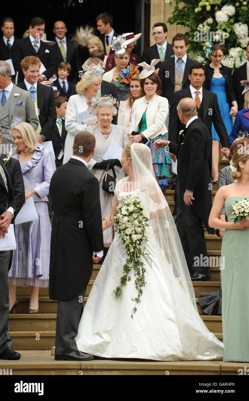 Peter Phillips, le petit-fils aîné de la reine Elizabeth II et canadien Autumn Kelly quittent la chapelle Saint-Georges à Windsor, en Angleterre, après leur cérémonie de mariage. Banque D'Images