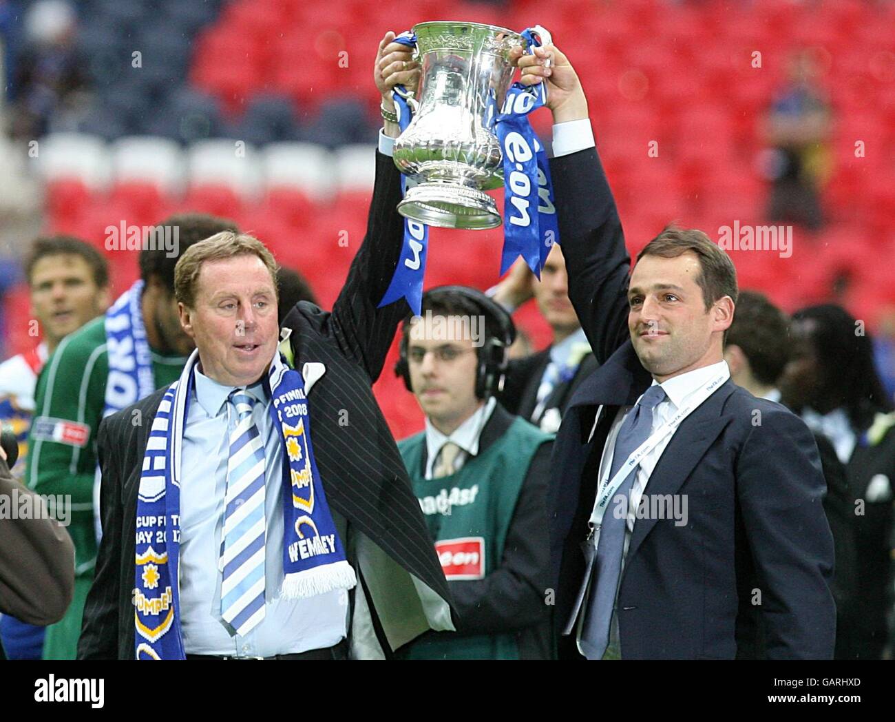 Football - FA Cup - finale - Portsmouth / Cardiff City - Wembley Stadium.Harry Redknapp, directeur de Portsmouth (à gauche), lève la coupe FA, avec le président Alexandre Gaydamak. Banque D'Images