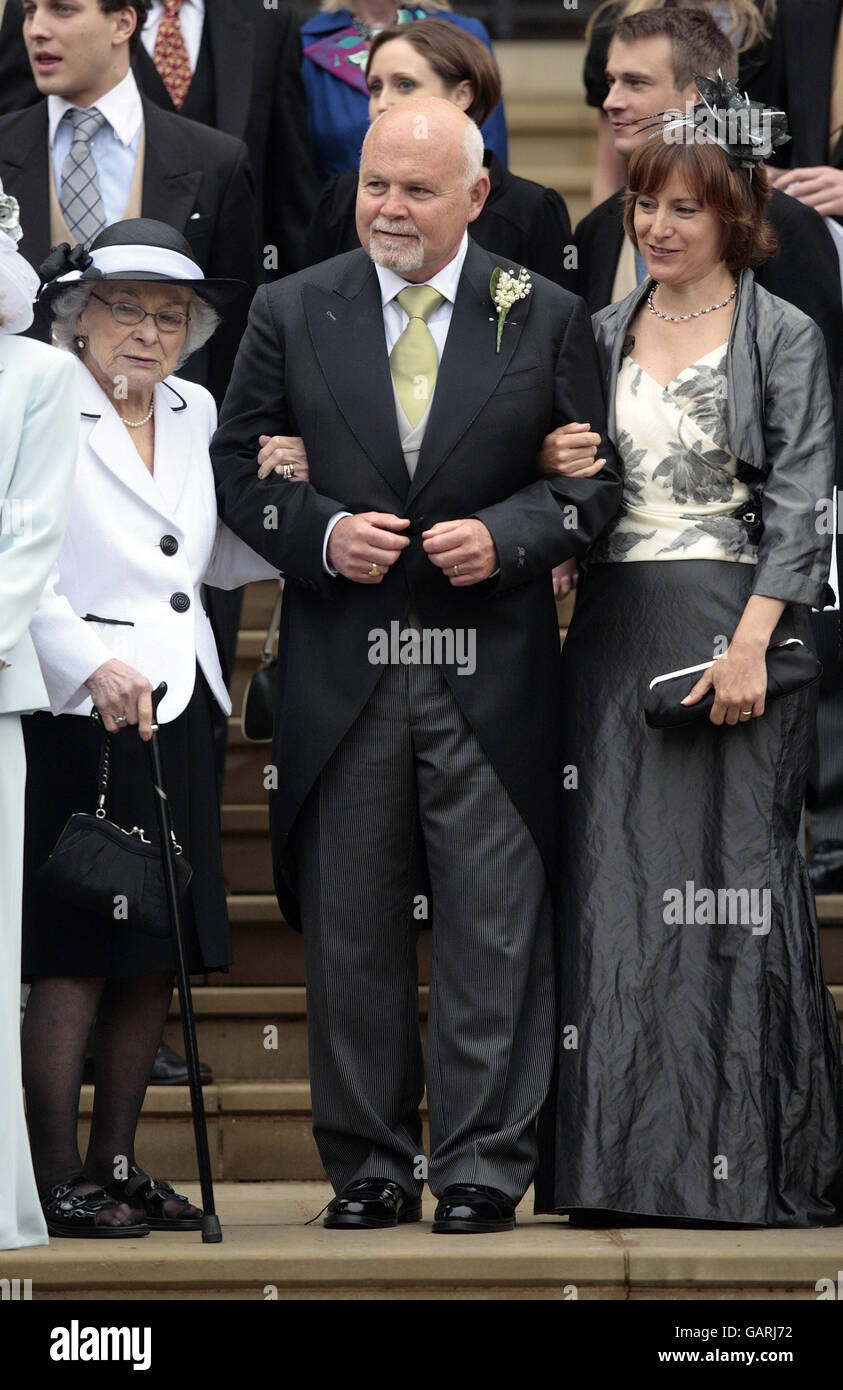 Brian Kelly, père d'Autumn Kelly quitte la chapelle Saint-Georges à Windsor, après la cérémonie de mariage de sa fille à Peter Phillips. Banque D'Images