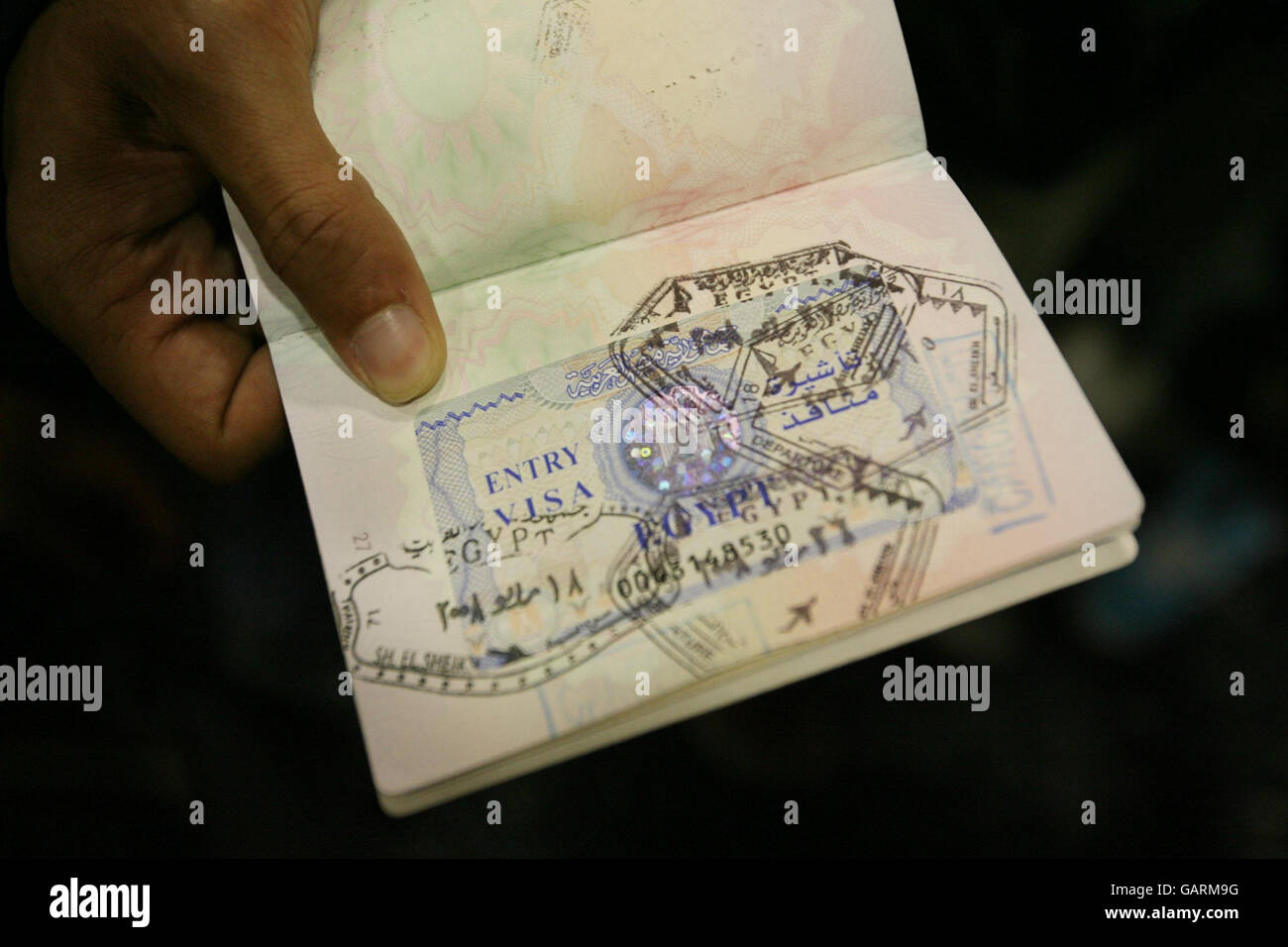 Les passagers arrivent à la maison après avoir été bloqués en Egypte Banque D'Images