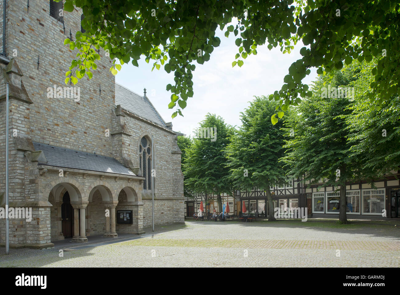 Deutschland, Nordrhein-Westfalen, Kreis Paderborn, Delbrück, ""Villa Rügen am Kirchplatz un Saint Jean Baptiste Banque D'Images