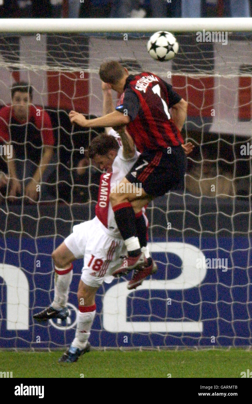 Football - UEFA Champions League - quart de finale - deuxième étape - AC Milan / Ajax.Andriy Shevchenko, d'AC Milan, dirige la balle dans le filet pour la faire 2-1 contre Ajax Banque D'Images