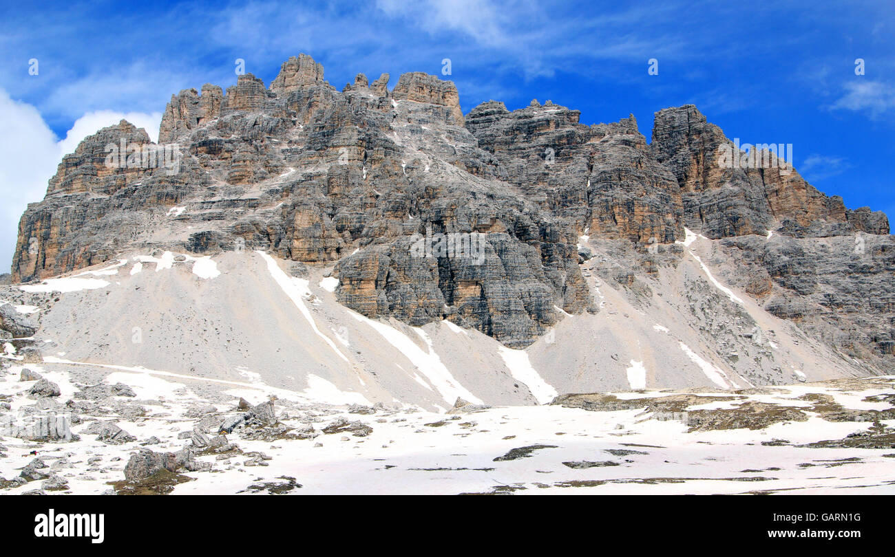 Vue sur le sommet des Alpes (dolomiten) par beau temps et ciel bleu Banque D'Images