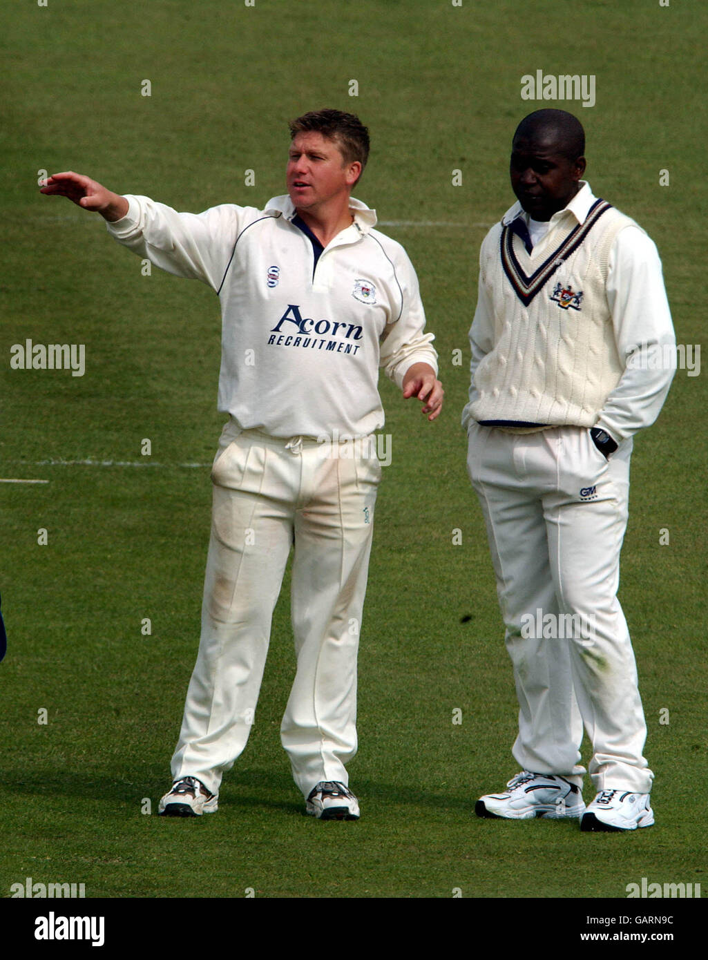 Martin ball de Gloucestershire et Mark Alleyne discus positions sur le terrain Banque D'Images