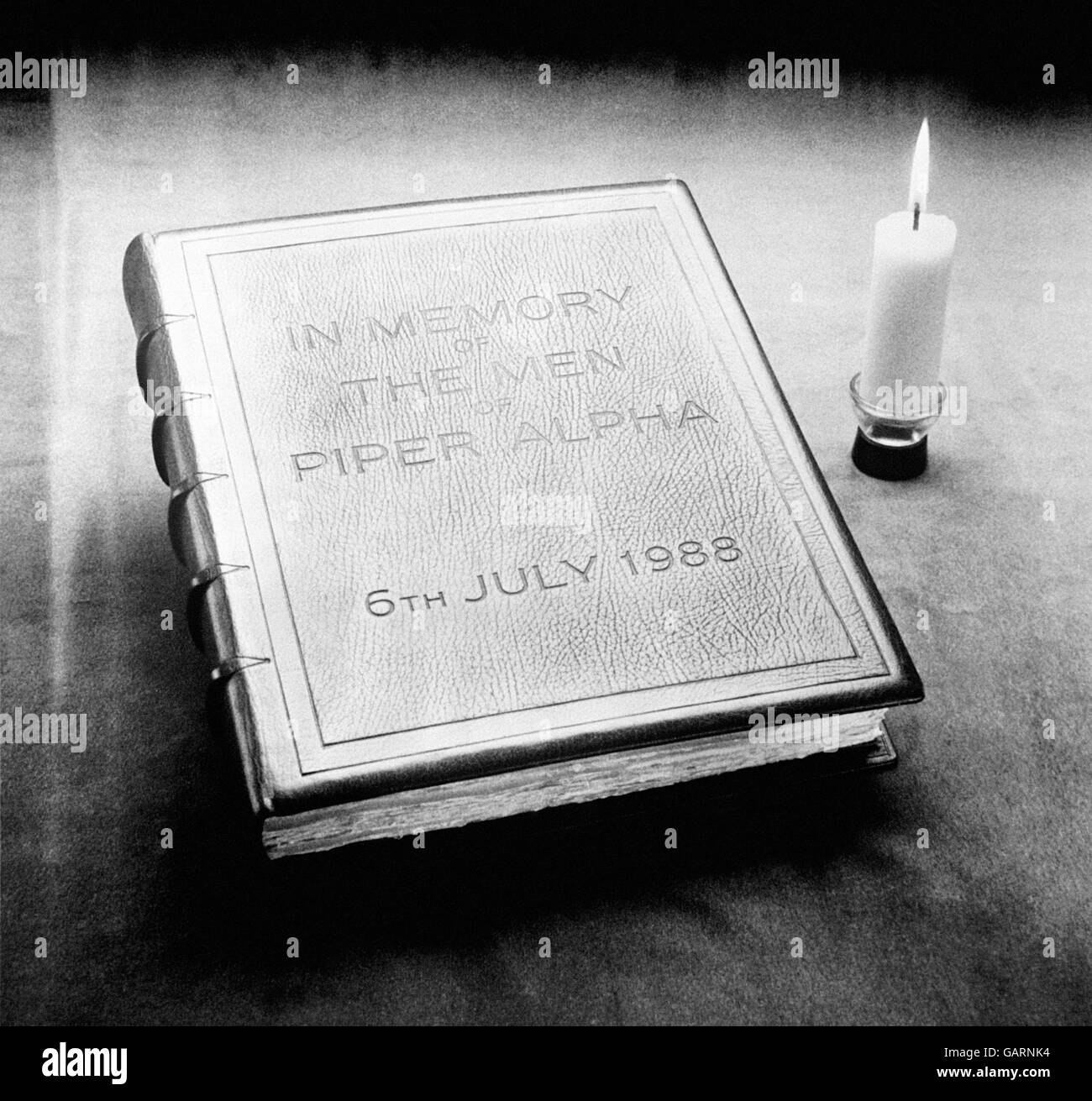 Un livre, lié par le Collège royal des armes, dédié à la mémoire des hommes qui ont perdu la vie dans la catastrophe de Piper Alpha.Le livre contient les noms et les dates de naissance de toutes les 167 personnes qui sont mortes dans la plate-forme pétrolière de la mer du Nord explosion et feu qui s'est produit il y a un an demain. Banque D'Images