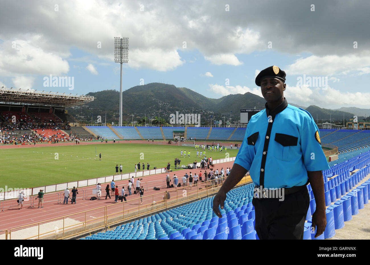 Un agent de sécurité se promène dans le stade Hasely Crawford lors de la séance d'entraînement en Angleterre à Port of Spain, Trinidad. Banque D'Images