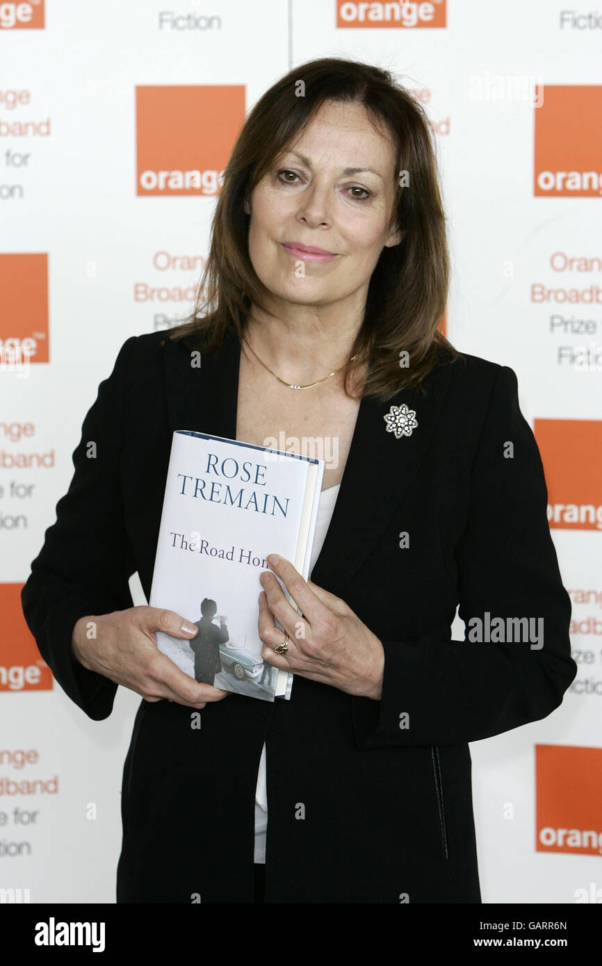 Rose Tremain, sélectionné pour son livre The Road Home arrive pour le prix Orange Broadband pour Fiction au Royal Festival Hall de la South Bank, Londres. Banque D'Images