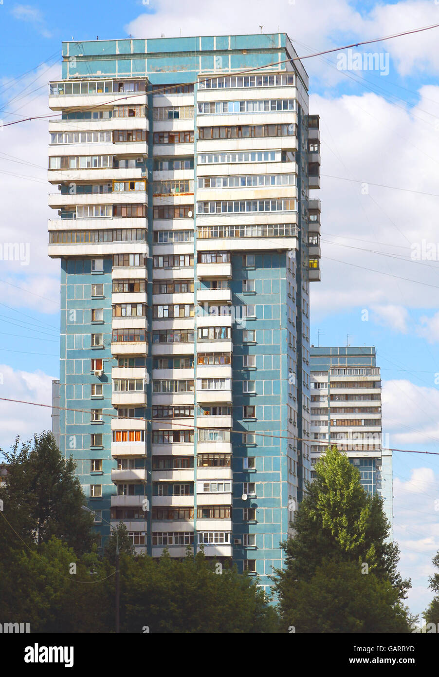 Bloc appartement industrialisés en Russie. La scène a été photographiée par l'heure sur une journée par temps ensoleillé. Banque D'Images