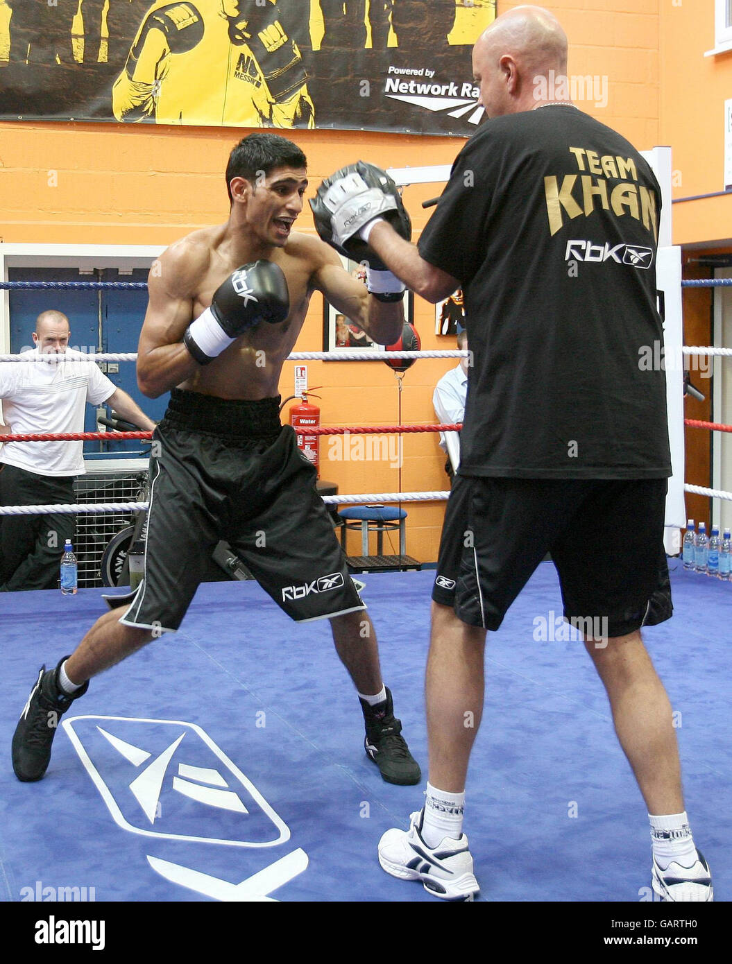 Boxe - Amir Khan Media - Bolton.Amir Khan lors d'un exercice dans les médias au Centre communautaire de gants, Bolton. Banque D'Images Boxe - Amir Khan Media - Bolton.Amir Khan lors d'un exercice dans les médias au Centre communautaire de gants, Bolton. Banque D'Images