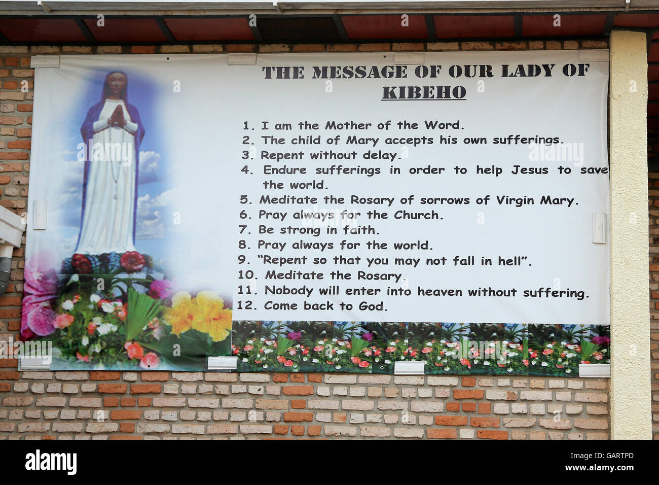 Message de Notre Dame de Kibeho en face de l'église catholique du Sanctuaire de Kibeho au Rwanda, l'Afrique. Lieu de l'apparition de la Vierge Marie. Le sanctuaire Kibeho est considéré comme 'Lourdes de l'Afrique". Banque D'Images