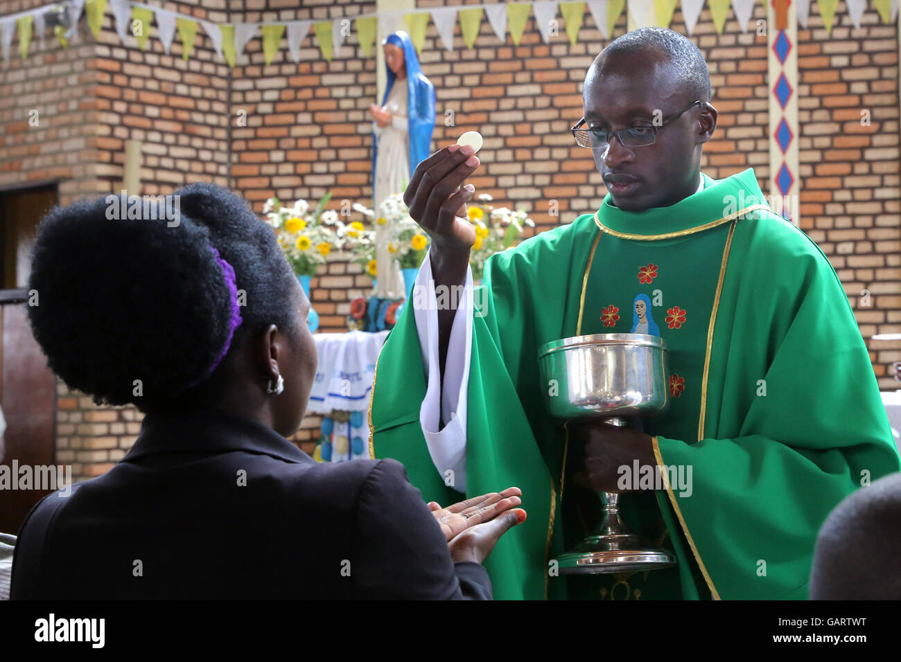 La messe du dimanche dans l'église de la ville de pèlerinage de Kibeho au Rwanda, l'Afrique. En 1981, la 'Vierge', mère de Jésus, a comparu pour la première fois à trois jeunes filles. Cela a été reconnu par le Vatican Eglise catholique en 2003, depuis lors, Kibeho est considéré comme le 'Lourdes de l'Afrique". Banque D'Images