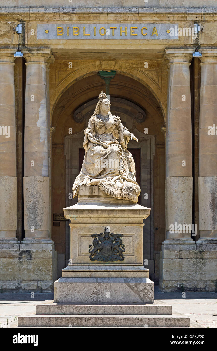 Malte, La Valette : Monument dédié à la reine Victoria, en face de la Bibliothèque nationale. Banque D'Images