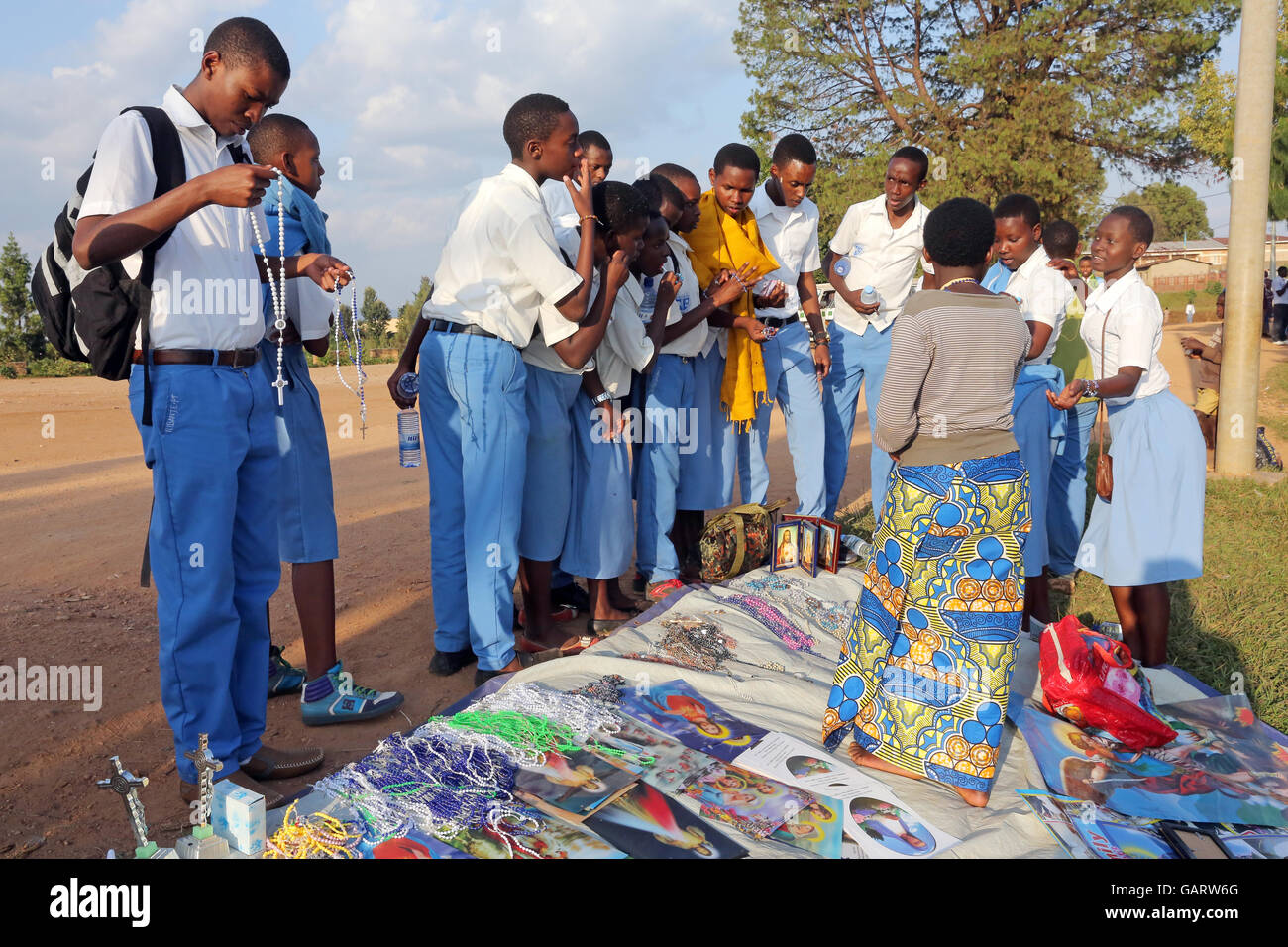 Traders vendent des chapelets de dévotion et de pèlerinage à la Kibeho au Rwanda. En 1981, la 'Vierge', mère de Jésus, a comparu pour la première fois à trois jeunes filles. Ce miracle a été reconnu par le Vatican Eglise catholique en 2003. Depuis, Kibeho est un site de pèlerinage pour les catholiques, considéré comme le 'Lourdes de l'Afrique". Banque D'Images