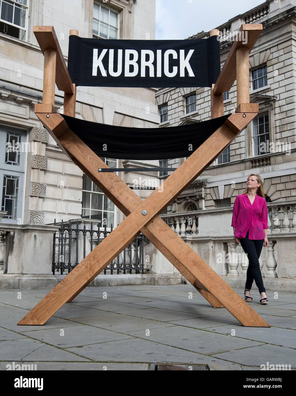 Somerset House un employé regarde une 12ft Director's Chair ornée d 'Kubrick'  par l'artiste américaine Nancy Fouts, au cours d'une conférence de presse  aperçu de la rêverie avec Stanley Kubrick à Somerset