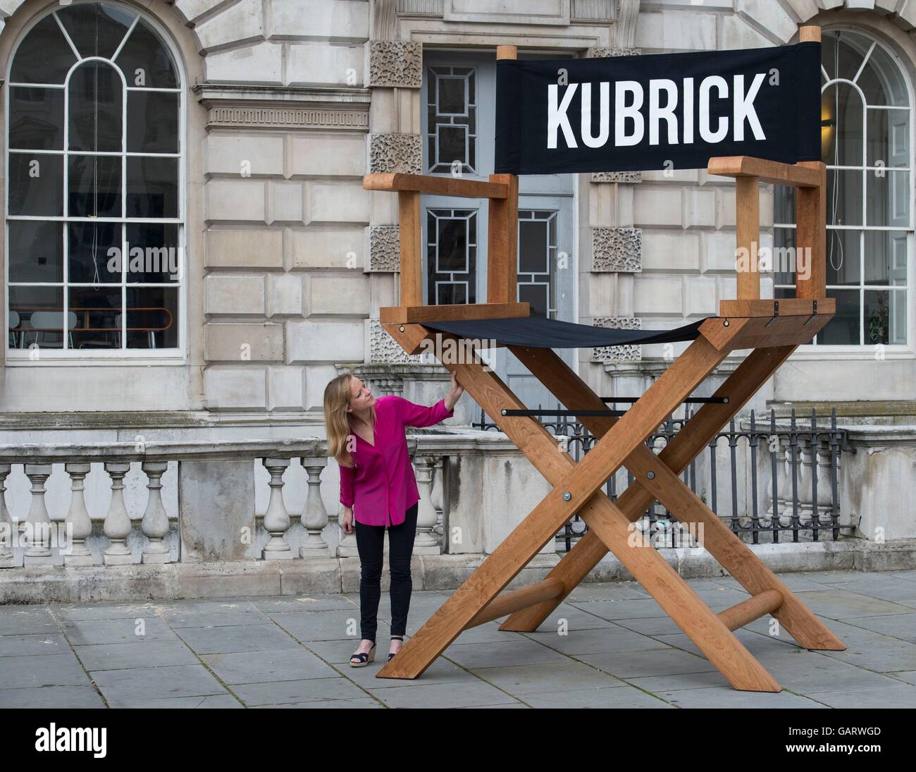 Somerset House Un Employe Regarde Une 12ft Director S Chair