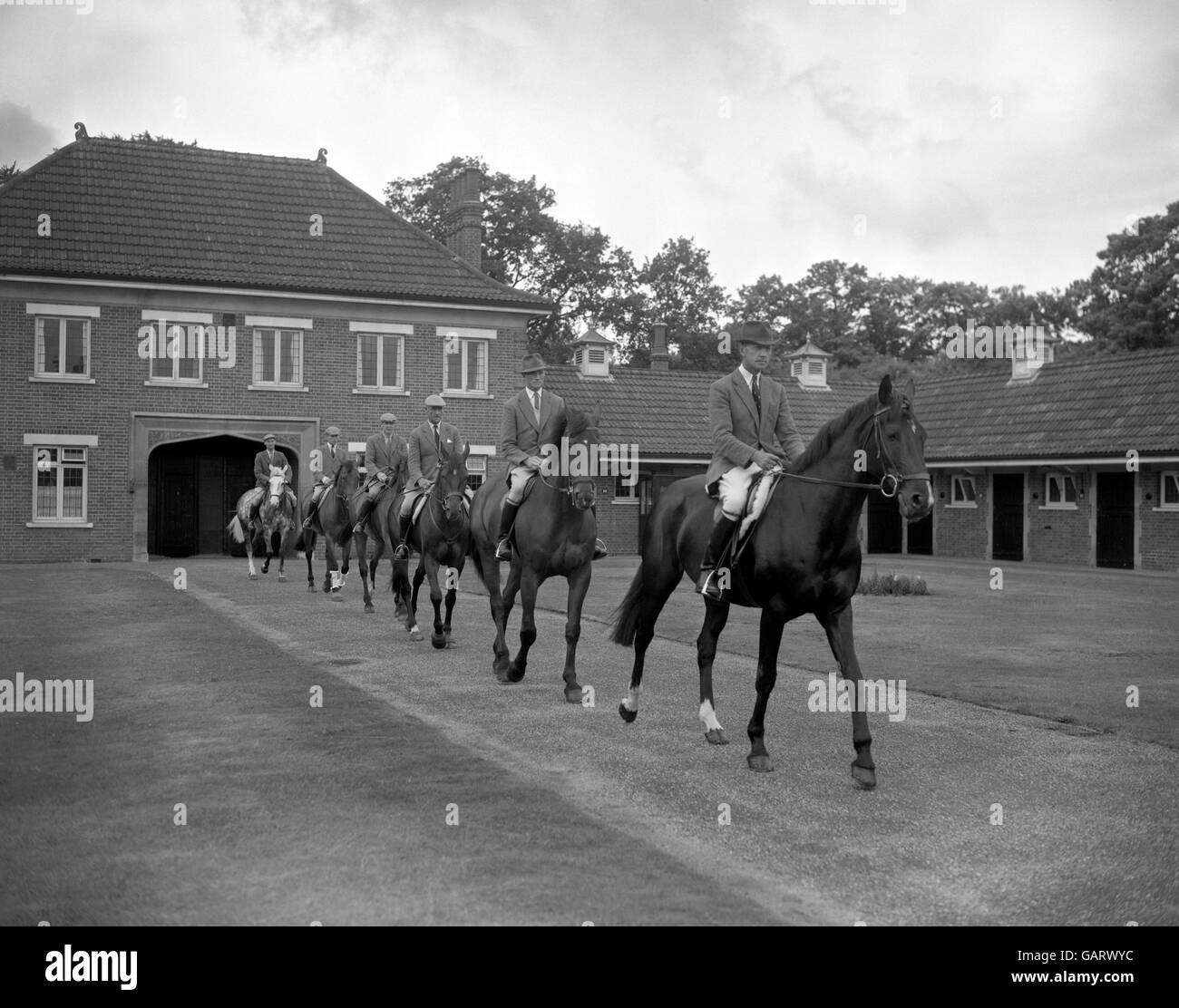 Le colonel Frank Weldon, « Dapper », Bertie Hill sur « Wild Venture », le major Derek Allhusen sur « Laurien », le capitaine Norman Arthur sur « Blue Jeans », le capitaine Jeremy Beale sur « Robinwood et Michael Bullen sur « Cottage Romance ». La sélection finale des participants aux épreuves de dressage et de saut de spectacle est encore à faire, mais tous les participants seront à Rome pour les Jeux Olympiques, deux comme réserve. Banque D'Images