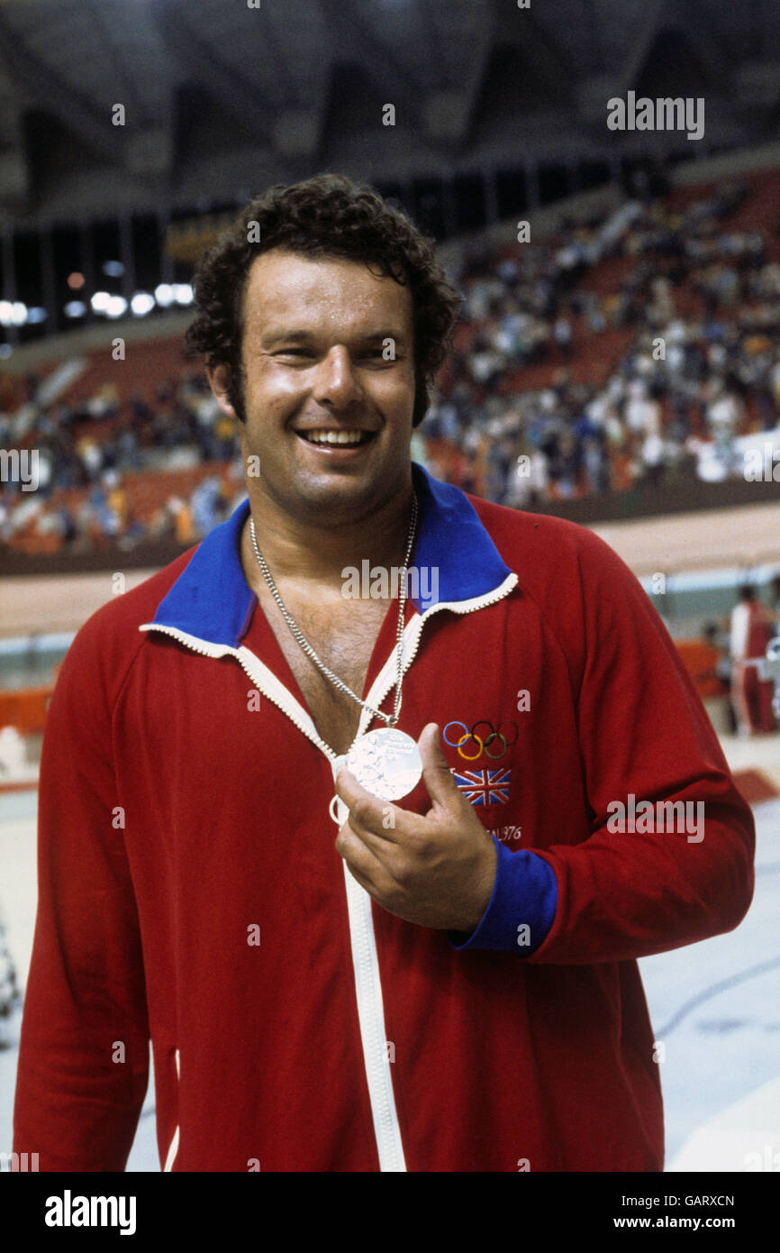 Keith Remfry, de Grande-Bretagne, avec la médaille d'argent qu'il a gagné en classe ouverte judo. Banque D'Images