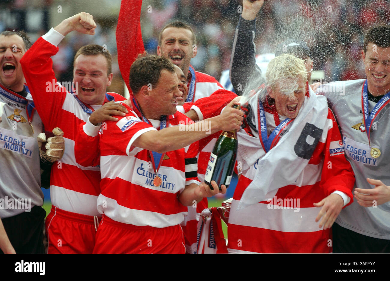 Soccer - Conférence nationale jouer la finale - Doncaster Rovers c. Dagenham et Redbridge.Les joueurs de Doncaster Rovers fêtent leur arrivée à la Ligue de football après 5 ans de participation à la Conférence Banque D'Images